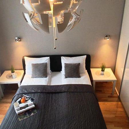 Old Town 2 Bedroom Apartment Near Dome Square & Scenic Waterfront รีกา ภายนอก รูปภาพ